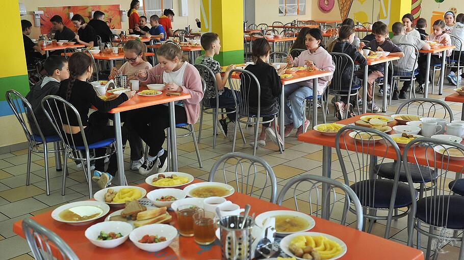 Kinder in Kantine