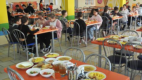 Kinder in Kantine