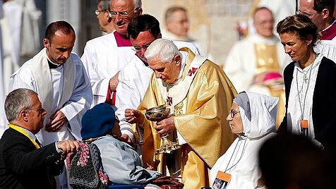 Papst Benedikt XVI. und Maria