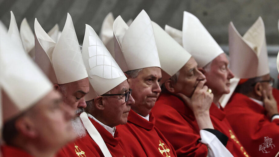 Kardinäle bei der dritten Messe der Novendiali