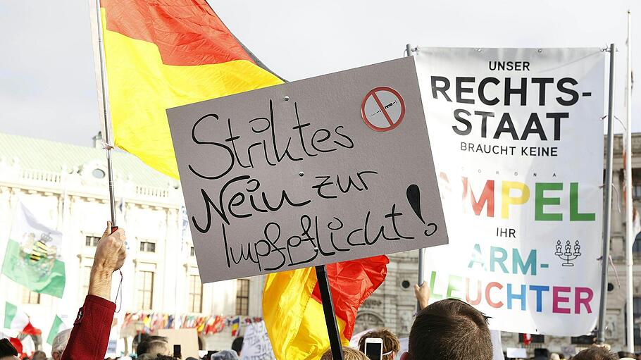 Menschen nehmen in Wien an einer Demonstration gegen die Coronavirus-Beschränkungen teil.