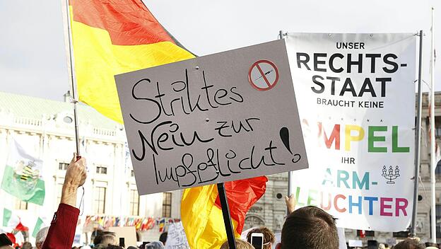 Menschen nehmen in Wien an einer Demonstration gegen die Coronavirus-Beschränkungen teil.