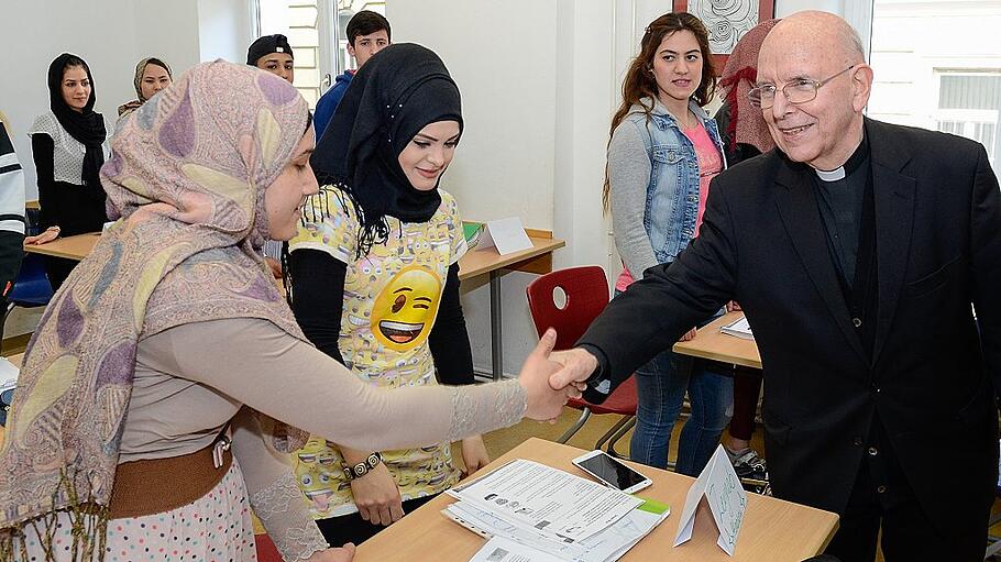 Diözesanbischof Klaus Küng mit muslimischen Schülerinnen der Caritas-Übergangsklasse