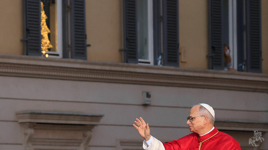 In Italien stehen die Weihnachtsb&auml;ume schon fr&uuml;h. Papst Leo kr&auml;nzt die Muttergottes zum Fest der Unbefleckten Empf&auml;ngnis auf dem Piazza Mignanelli.