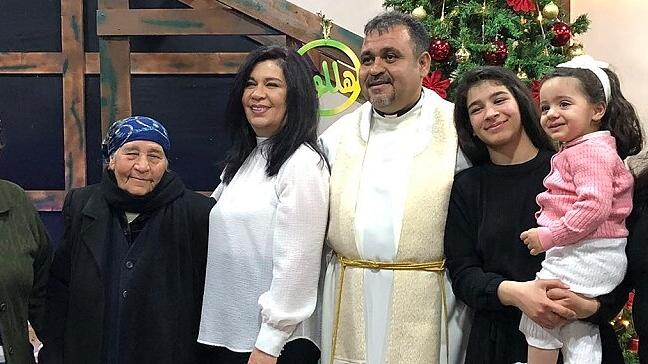 Pfarrer Samir Yousif Al-Khoury bereitet sich mit seiner Gemeinde in Enishke auf Weihnachten vor.