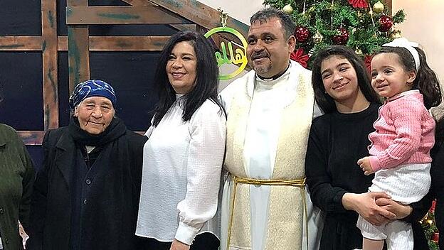 Pfarrer Samir Yousif Al-Khoury bereitet sich mit seiner Gemeinde in Enishke auf Weihnachten vor.