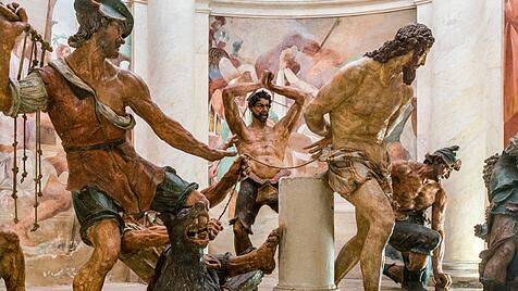 Terrakottafiguren zeigen die Geißelung Jesu, der sich freiwillig für das Leben der Menschen hingegeben hat.