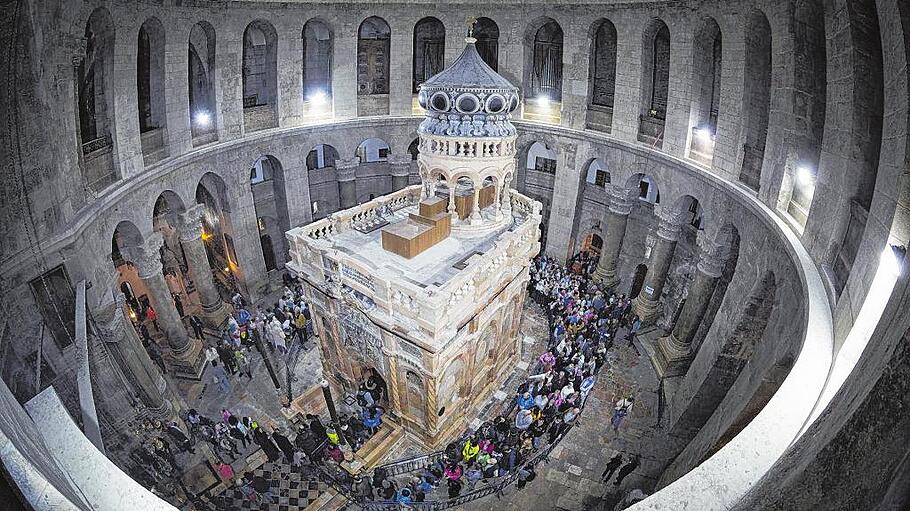 Ohne Gerüste leuchtet die frisch restaurierte Aedicula in der Jerusalemer Grabeskirche.