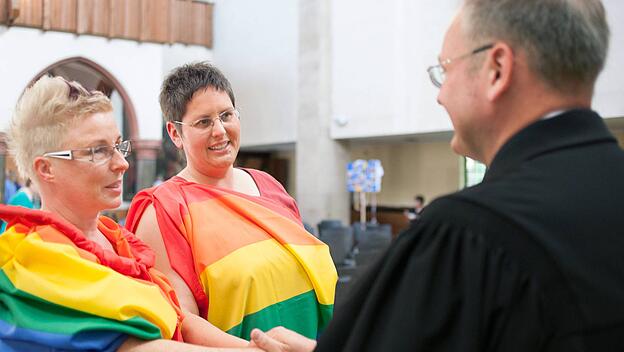 Die evangelische Pfarrerin Daniela Loster beim Segensgottesdienst anlässlich ihrer Hochzeit mit Lebensgefährtin