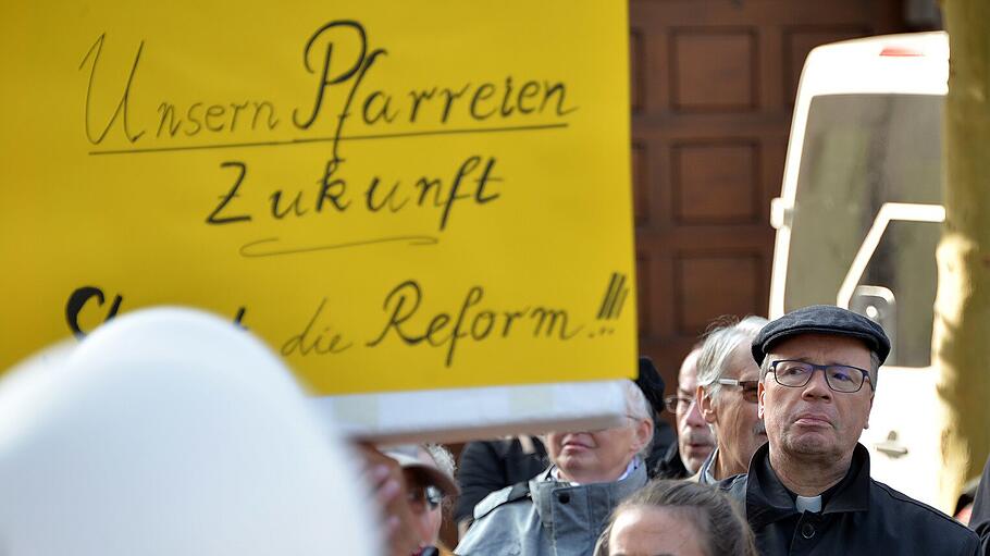 Trier:  Bischof Stephan Ackermann  verfolgt die Protestkundgebung