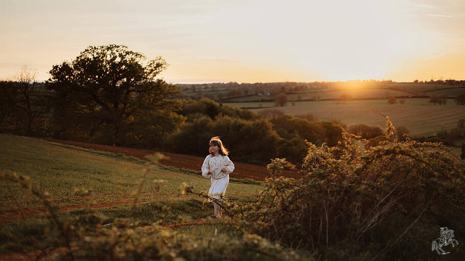 child going uphill during summer sunset. Corby, England, United Kingdom CR_JNDO250507-1720514-01 ,model released, Symbol
