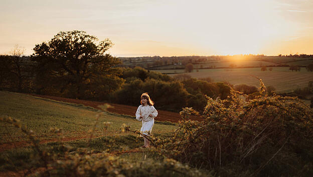child going uphill during summer sunset. Corby, England, United Kingdom CR_JNDO250507-1720514-01 ,model released, Symbol