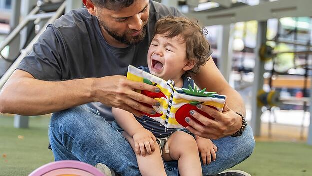 Nicht nur für Kinder manchmal zum Heulen: Kitas wie Schulen stellen Eltern vor Herausforderungen.
