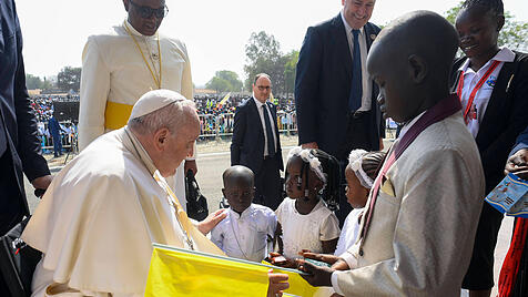 Im Südsudan hat sich Papst Franziskus an humanitäre Unterstützer und Binnenflüchtlinge gewandt.  Er bat um Hilfe und Friedfertigkeit für die Zukunft des Landes.