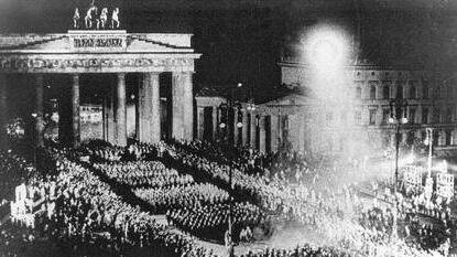 75 Jahre NS-Machtübernahme - Marsch durch das Brandenburger Tor