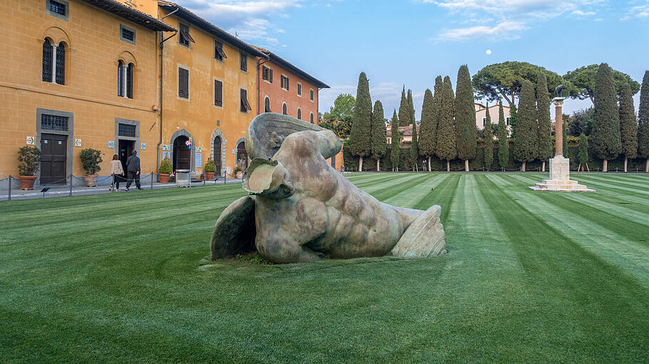 Der gefallene Engel auf dem &bdquo;Platz der Wunder&ldquo; in Pisa. Von fr&uuml;hester Zeit an durchzieht das Motiv die christliche Ikonografie.