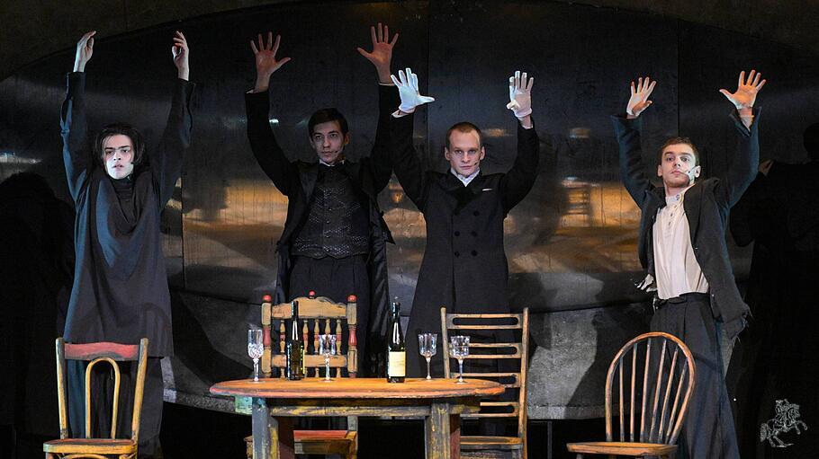 ulturland Russland: Eine Szene der diesjährigen Inszenierung „Stray Dog“ (Streunender Hund) von Lera Surkowa am Jermolowa-Theater in Moskau. Inhalt ist ein nostalgisch-melancholisches Porträt der letzten, unbeschwerten Jahre der Petersburger Bohème vor dem Ersten Weltkrieg und der Revolution.