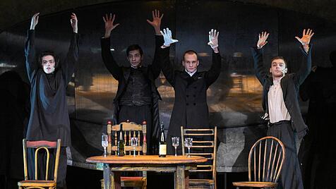 ulturland Russland: Eine Szene der diesj&auml;hrigen Inszenierung &bdquo;Stray Dog&ldquo; (Streunender Hund) von Lera Surkowa am Jermolowa-Theater in Moskau. Inhalt ist ein nostalgisch-melancholisches Portr&auml;t der letzten, unbeschwerten Jahre der Petersburger Boh&egrave;me vor dem Ersten Weltkrieg und der Revolution.