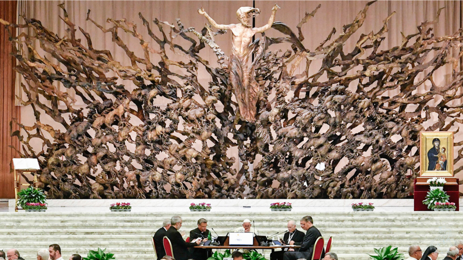 An runden Tischen tagt seit einer Woche die Bischofssynode in der Audienzhalle des Vatikans.