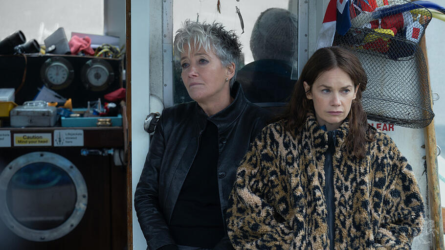 Die Privatdetektivin Zo&euml; Boehm (Emma Thompson, links) und die Kunstrestauratorin Sarah Tucker (Ruth Wilson) suchen nach einem verschwundenen Kind &ndash; und sto&szlig;en auf einen politischen Sumpf.