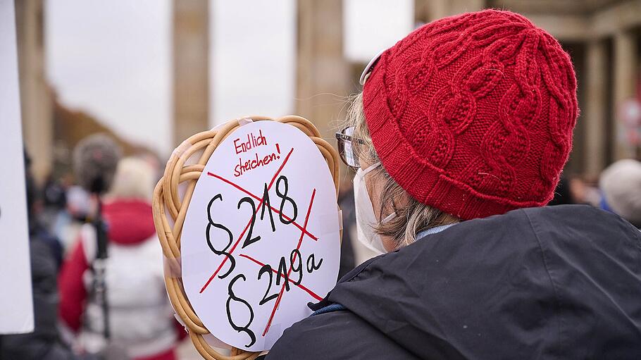 Demonstrantin beim Protest gegen Paragraph 218