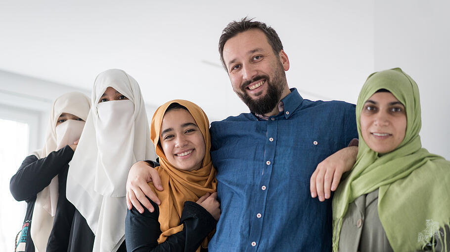 Ein muslimischer Mann mit seinen vier Frauen