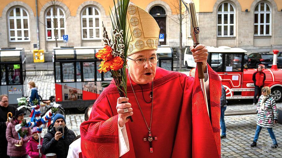 Bischof Rudolf Voderholzer bei der diesjährigen Palmsonntagsprozession