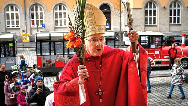 Bischof Rudolf Voderholzer bei der diesjährigen Palmsonntagsprozession