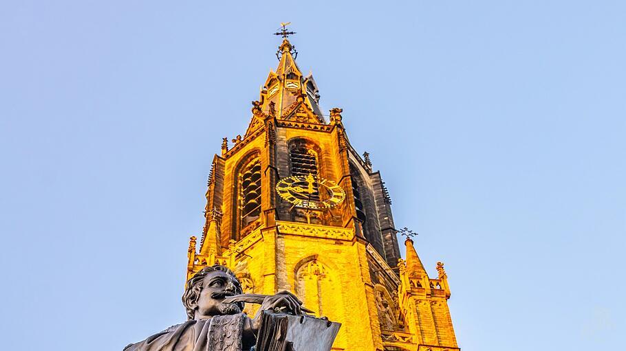 Statue von Hugo Grotius vor der „Niuewe Kerk“ in Delft