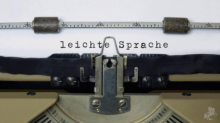 Schreibmaschine mit Schriftzug "leichte Sprache"
