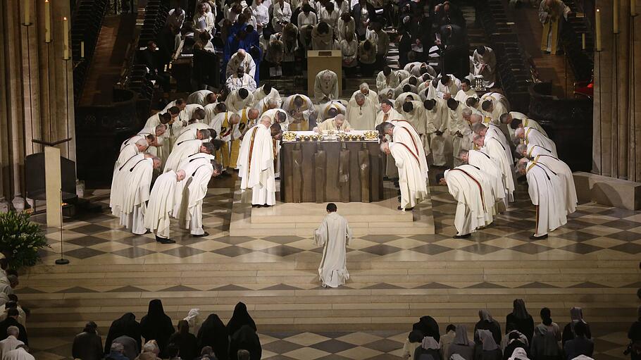 Eucharistiefeier inNotre Dame - Paris