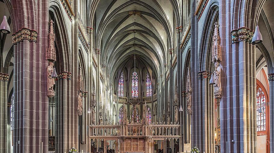 Geschichte und Geschichten der Dome vom Niederrhein belegen eine tiefe Verbindung von Kultur und Macht, Architektur und Religion.