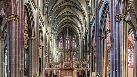 Geschichte und Geschichten der Dome vom Niederrhein belegen eine tiefe Verbindung von Kultur und Macht, Architektur und Religion.