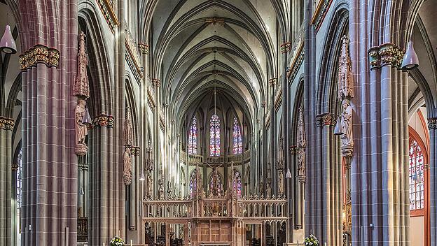 Geschichte und Geschichten der Dome vom Niederrhein belegen eine tiefe Verbindung von Kultur und Macht, Architektur und Religion.