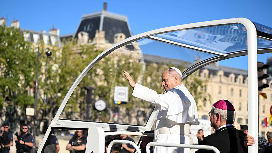 Papst Leo XIV. wird in den Straßen von Paris bejubelt