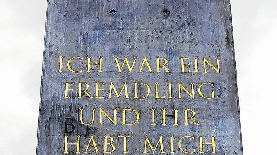 16 Meter hoher Obelisk in Kassel - Denkmal für Fremdlinge und Flüchtlinge