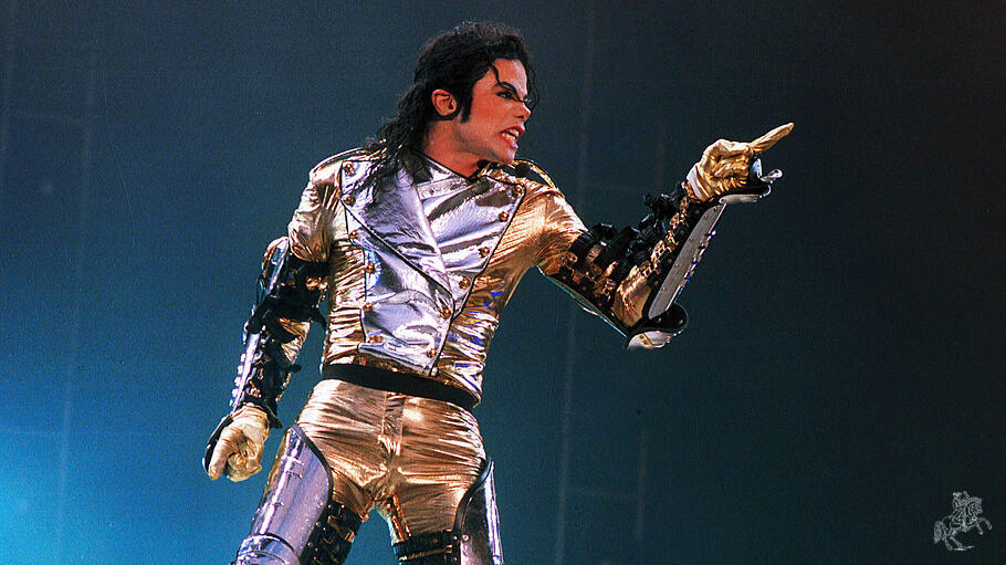 So ist der &bdquo;King of Pop&ldquo; vielen in Erinnerung: Michael Jackson 1997.