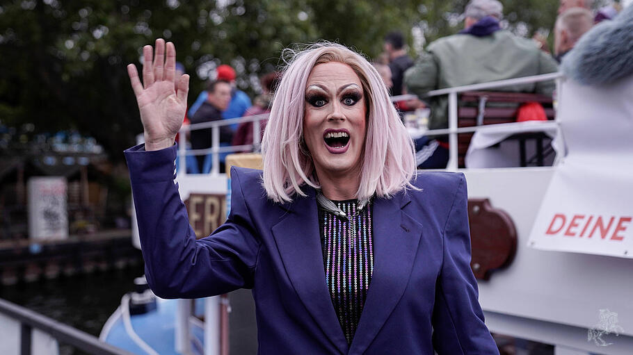 „Jurassica Parka“ 2021 bei einer Veranstaltung der SPD zum Christopher Street Day. Mario Olzinski, gegen den nun wegen des Besitzes von kinderpornografischen Materials ermittelt wird, war nicht nur bei der Partei, sondern arbeitete auch mit dem Familienministerium und der Berliner Polizei zusammen.