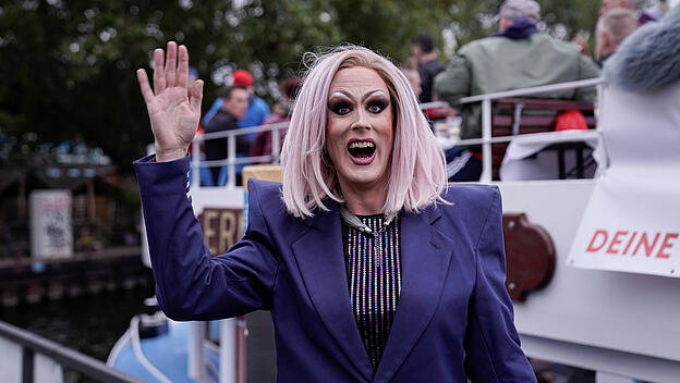 „Jurassica Parka“ 2021 bei einer Veranstaltung der SPD zum Christopher Street Day. Mario Olzinski, gegen den nun wegen des Besitzes von kinderpornografischen Materials ermittelt wird, war nicht nur bei der Partei, sondern arbeitete auch mit dem Familienministerium und der Berliner Polizei zusammen.