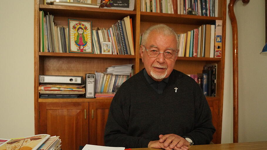 Pater Josef Schmidpeter an seinem Schreibtisch.