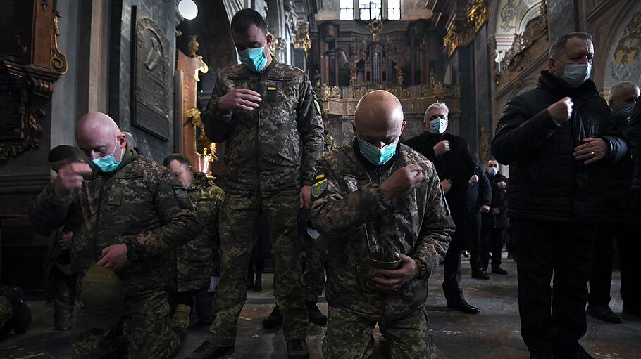 Ukraine-Krieg - Soldaten in Kirche