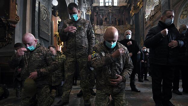 Ukraine-Krieg - Soldaten in Kirche
