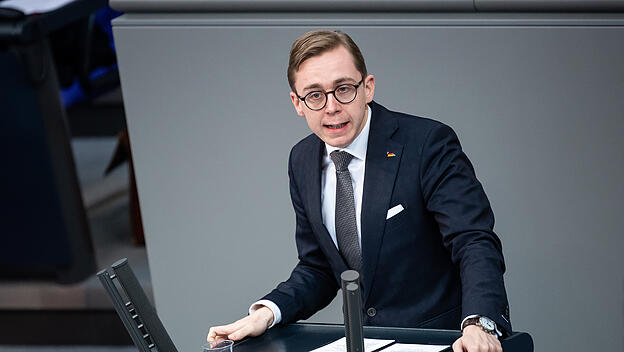 Der CDU-Bundesabgeordnete Philipp Amthor spricht im Bundestag. Amthor hat die geltenden Gesetze zum Lebensschutz verteidigt.