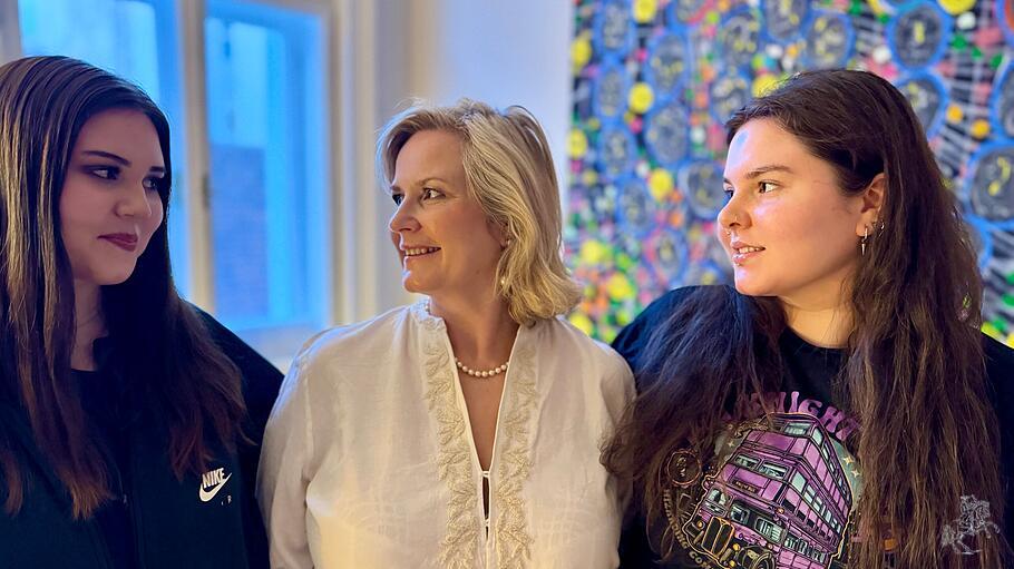 Opernstar Camilla Nylund mit ihren T&ouml;chtern Mailin (r.) und Isabel.