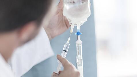 Wirkstoff wird einer Infusion hinzugef&uuml;gt