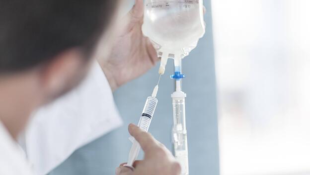 Wirkstoff wird einer Infusion hinzugef&uuml;gt