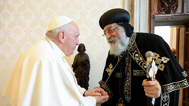 Papst Franziskus empfängt das Oberhaupt der Kopten, Tawadros II. im Jahr 2015.