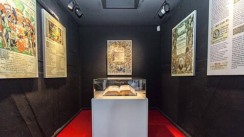 Mittelpunkt des Bibelzentrums ist die Niederdeutsche Bibel von 1588. Mit aufwändiger, technischer Präsentation lässt sich die Geschichte und die Ausführung des Werks für den Besucher nachvollziehen.