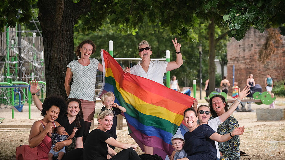 Regenbogenfamilien aus Duisburg treffen sich zu einem Picknick