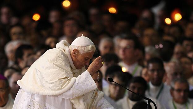 Den einfachen Gläubigen fühlte sich Papst Benedikt innerlich tief verbunden: Die Volksfrömmigkeit – die Aufnahme zeigt ihn bei einem Fátimabesuch – pflegte er daher sehr bewusst.